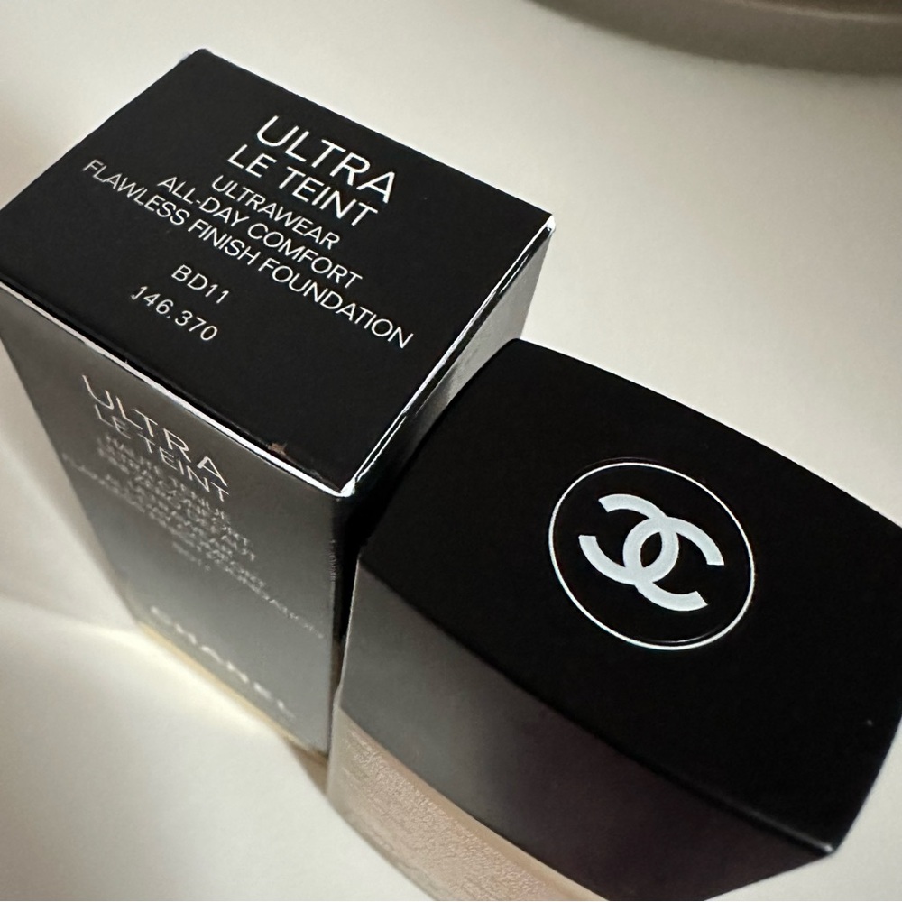 Chanel Ultra Le Teint All-Day Comfort Flawless Finish Foundation (BD11) - Picture 4 of 8